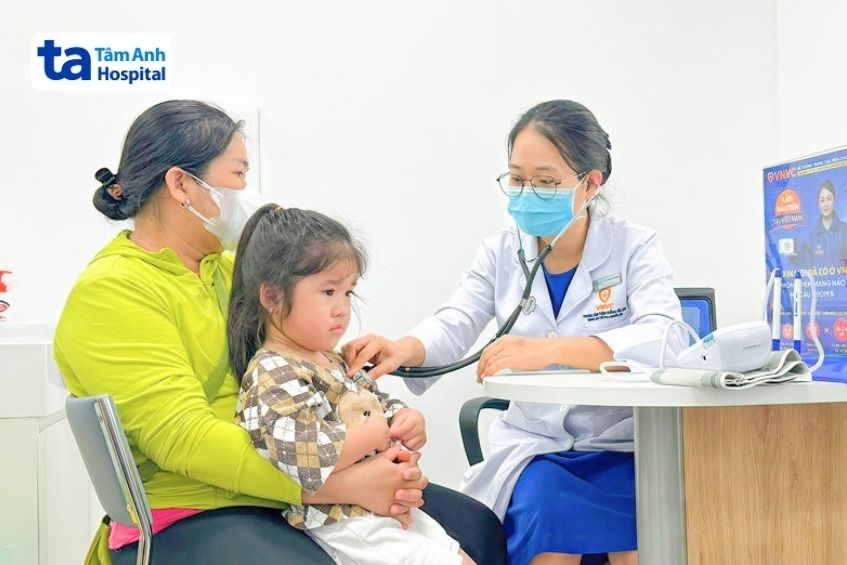 khám sàng lọc em bé trước khi tiêm