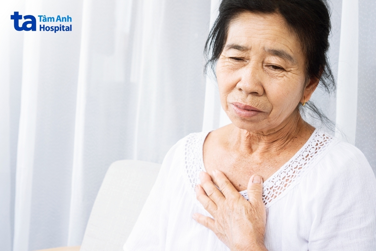 khó thở cấp là tình trạng người bệnh đột ngột cảm thấy hụt hơi, khó hít thở