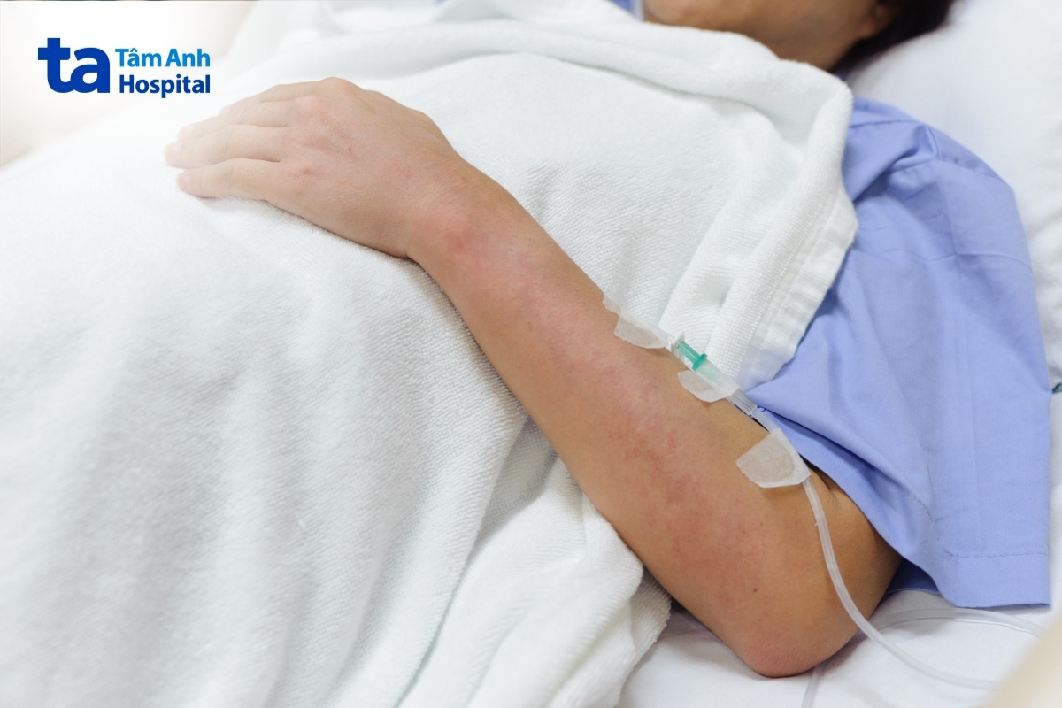 li bì, khó đánh thức, tay chân lạnh hoặc mệt lả
