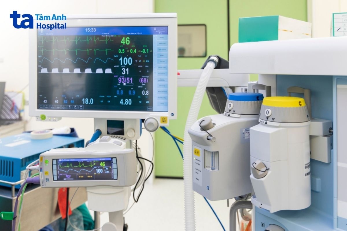 Màn hình theo dõi chỉ số sinh tồn và bình bốc hơi thuốc mê trong phòng mổ