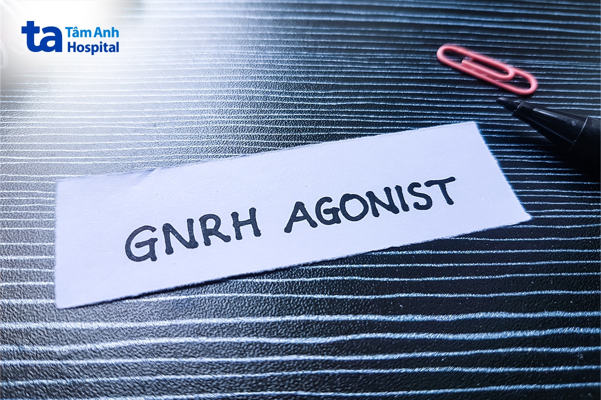Mảnh giấy ghi dòng chữ GNRH Agonist cạnh bút và kẹp giấy