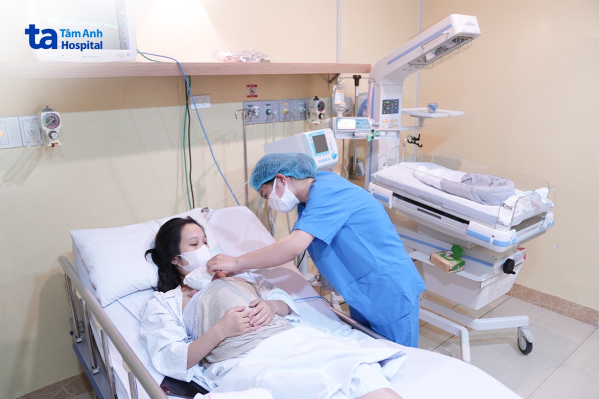 Mẹ Ấp Con Da Kề Da Trên Giường Bệnh Với Sự Hỗ Trợ Của Điều Dưỡng