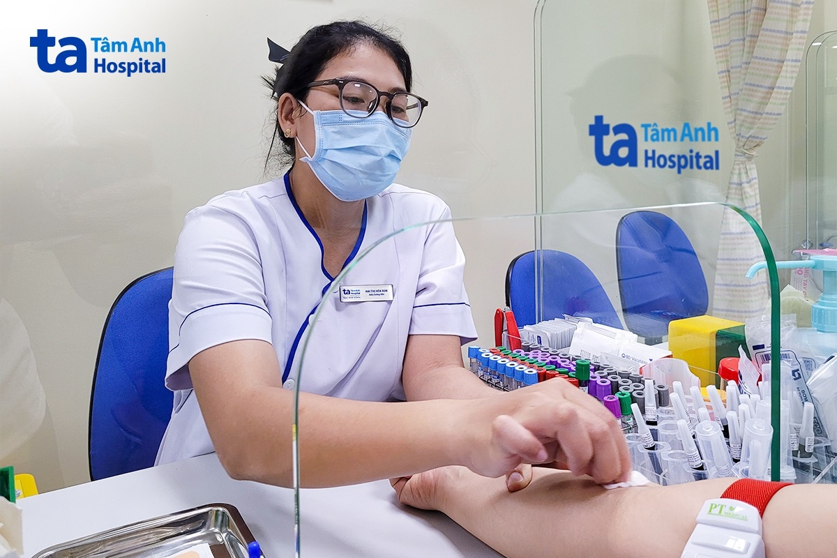 mẹ bé được lấy máu xét nghiệm di truyền