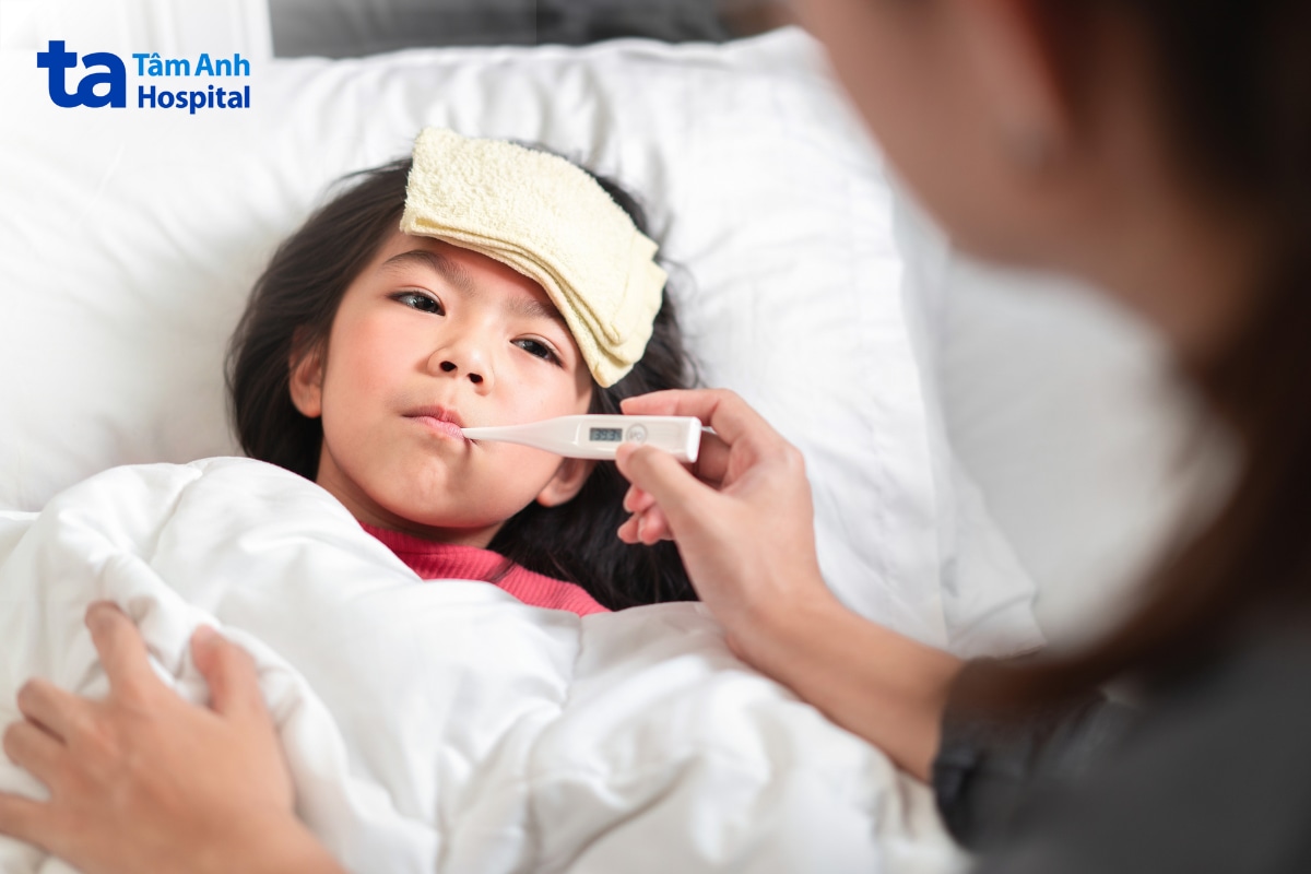Sốt Lạnh Run Người Ở Trẻ Em Do Đâu? Mẹ Đo Thân Nhiệt Cho Bé Bằng Nhiệt Kế Điện Tử, Khăn Đắp Trán
