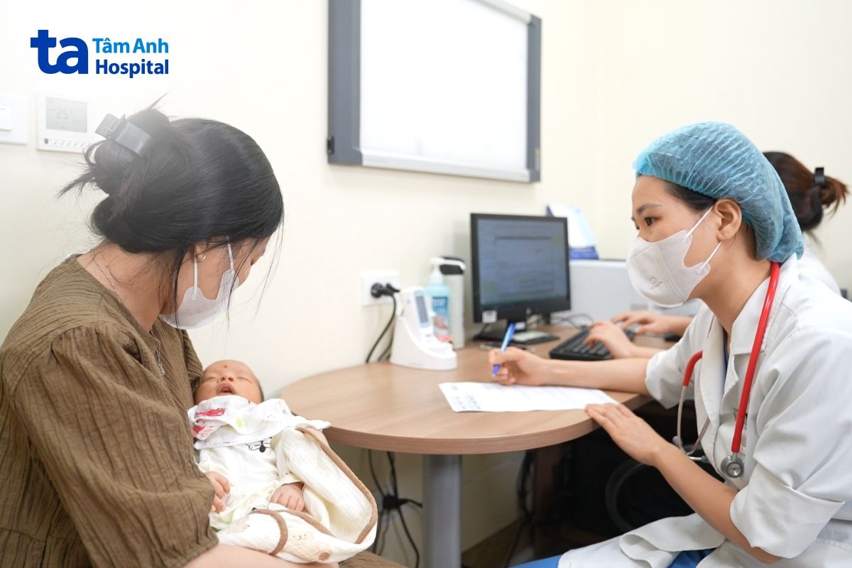 Mẹ Bế Trẻ Sinh Non Tái Khám Và Nghe Bác Sĩ Tư Vấn Tại Phòng Khám