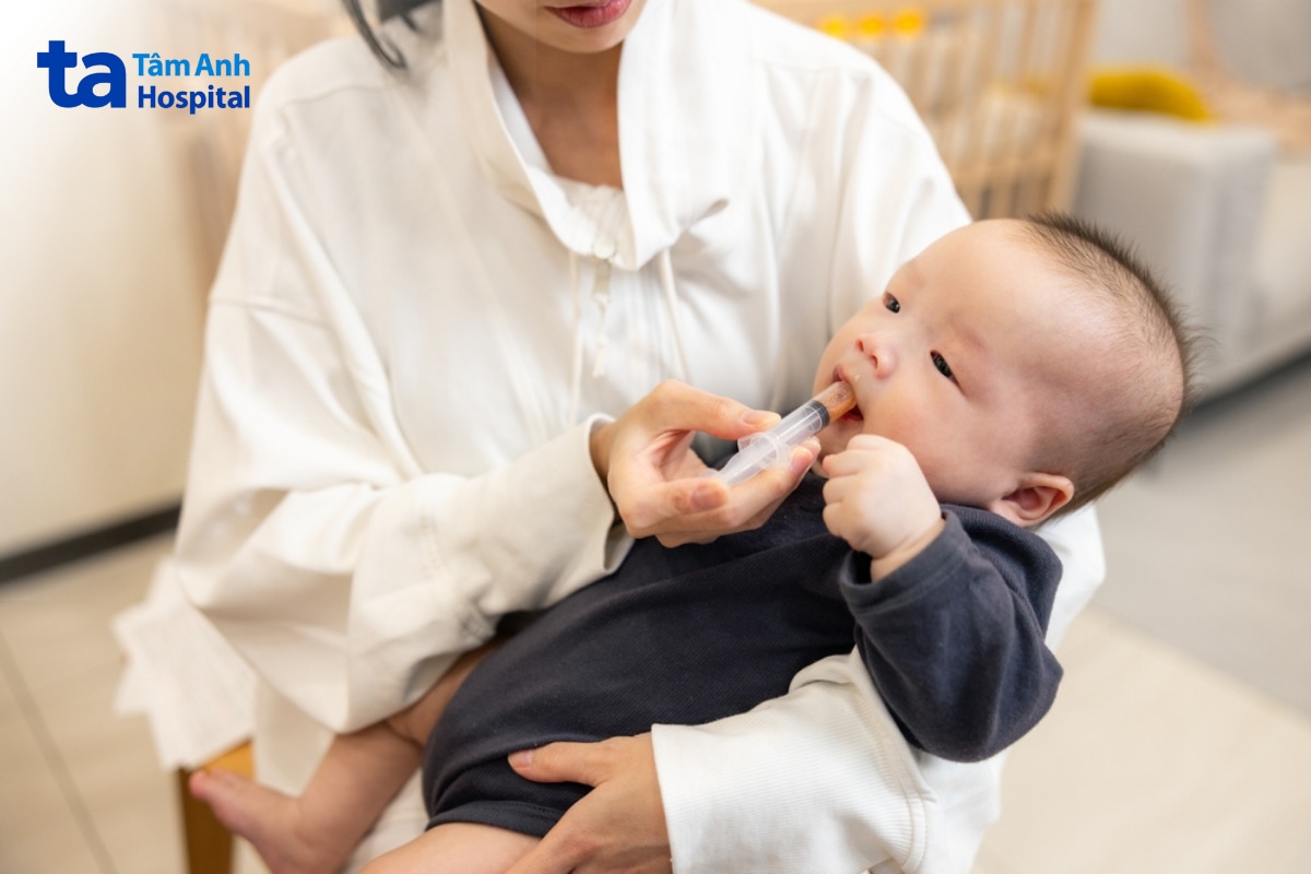 Trẻ 9Kg Uống Hạ Sốt Bao Nhiêu Mg? Mẹ Bế Bé Và Dùng Xi Lanh Cho Bé Uống Thuốc Hạ Sốt