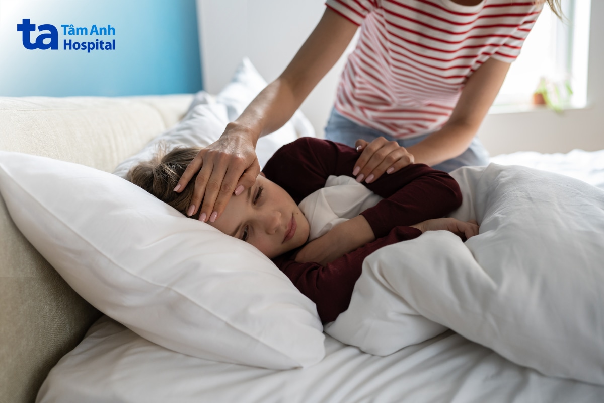 Sốt Lạnh Run Người Ở Trẻ Em Do Đâu? Mẹ Sờ Trán Kiểm Tra Bé Gái Sốt, Mệt Mỏi Nằm Trên Giường