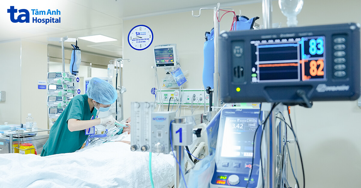 Một nữ điều dưỡng đang chăm sóc cho người bệnh Một nữ điều dưỡng đang chăm sóc cho người bệnh