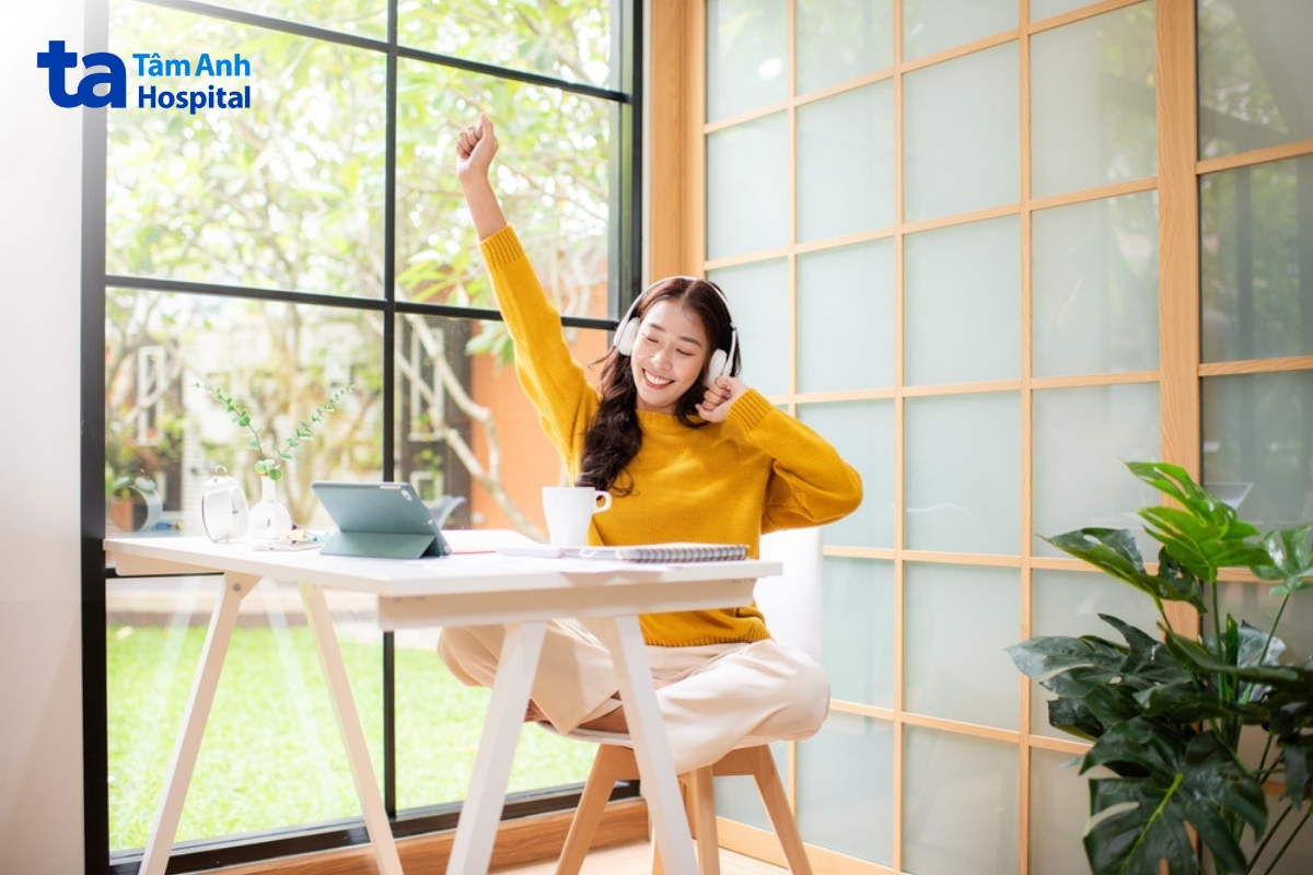 ngủ đủ giấc, thư giãn và vận động nhẹ nhàng giúp hỗ trợ cân bằng hormone
