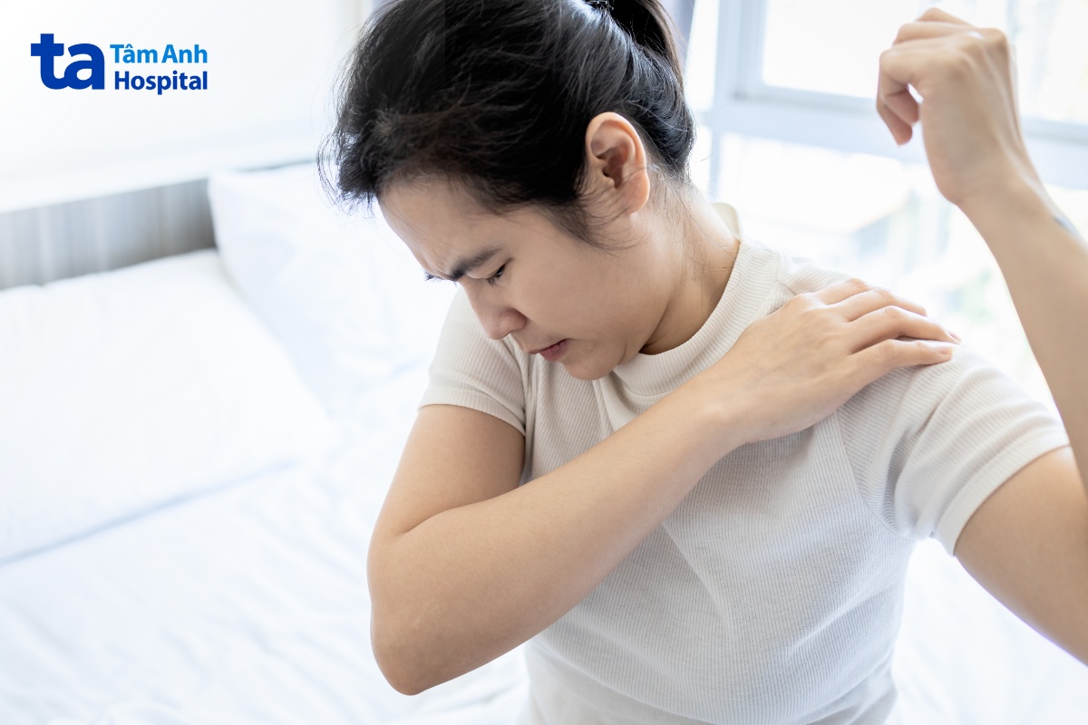 người bệnh cảm thấy căng ở vùng nách