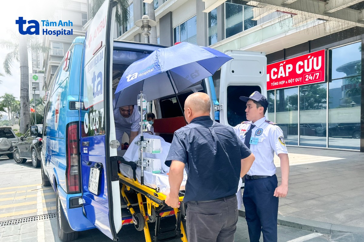 Người bệnh được xe cấp cứu đưa đến Bệnh viện Đa khoa Tâm Anh TP.HCM