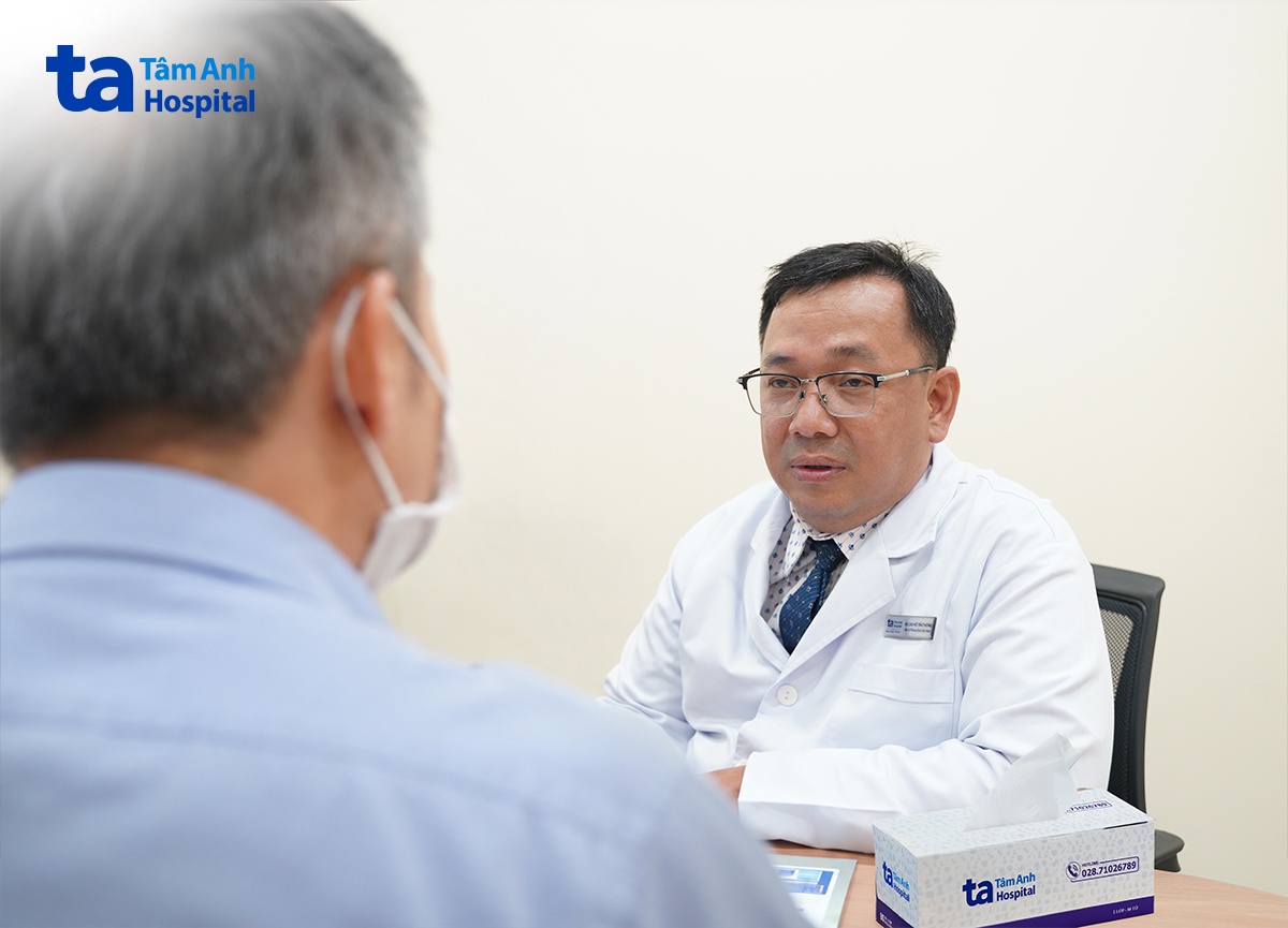 người bệnh khám cùng bác sĩ thông