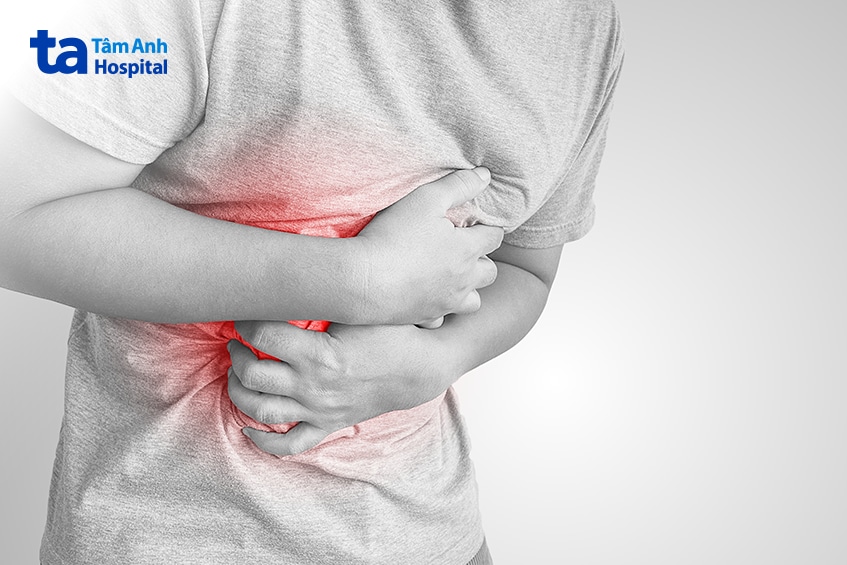 Người bệnh ôm bụng, vùng bụng trên bên phải đau đánh dấu màu đỏ