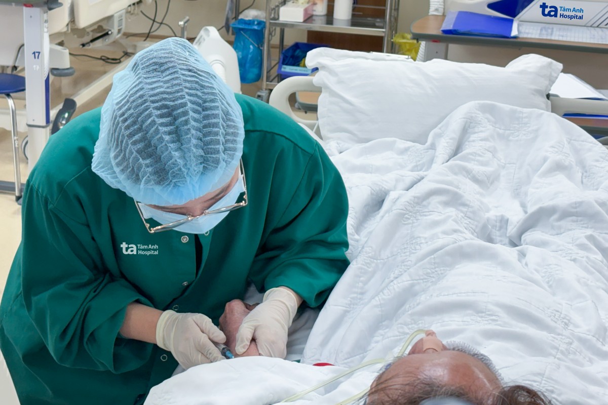 Người bệnh tại ICU được lấy máu tại giường, xét nghiệm nhanh tại chỗ để theo dõi diễn tiến bệnh