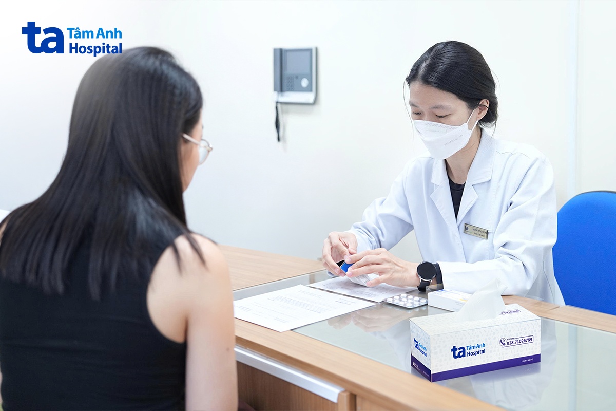 người bệnh tới bệnh viện lấy thuốc