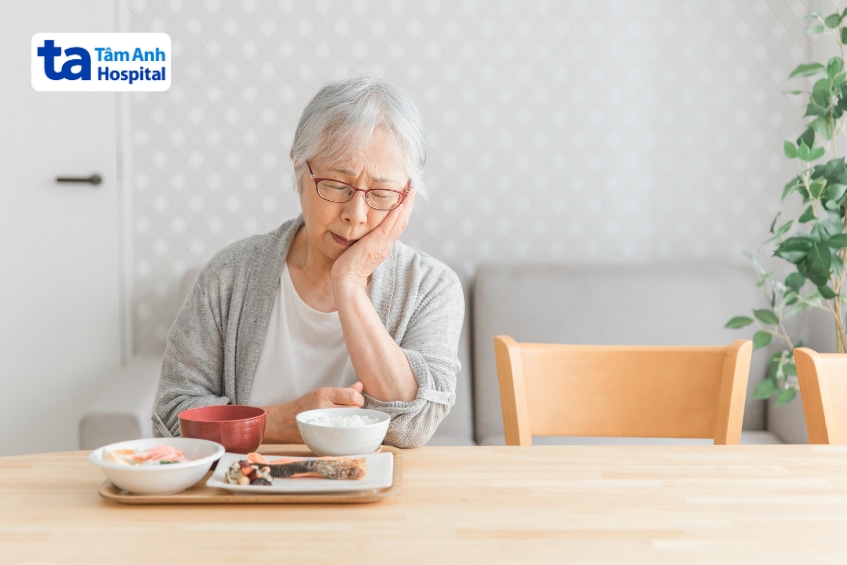 Người cao tuổi ôm má vì đau hàm, không ăn nổi bữa cơm