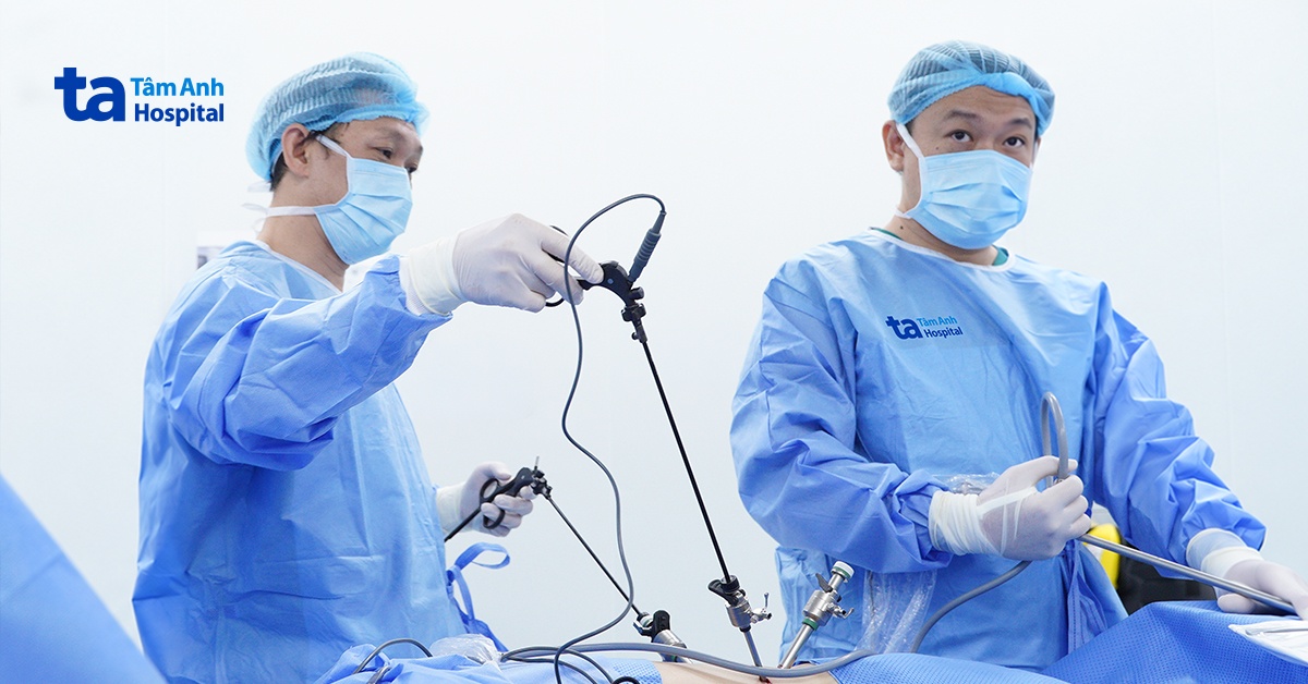 Nhiều nang lớn chèn ép thận dù không triệu chứng
