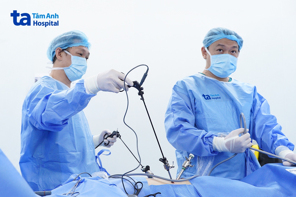 nội soi bóc vỏ nang thận cho bà liên