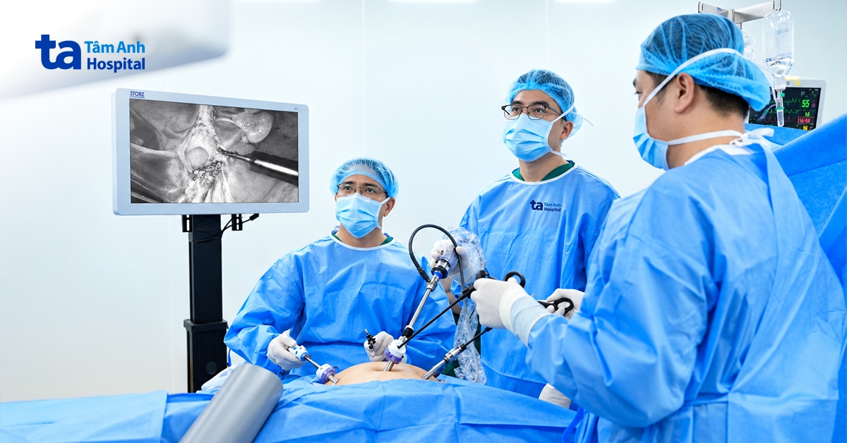 Phẫu thuật nội soi đặt 2 lưới điều trị thoát vị bẹn hai bên