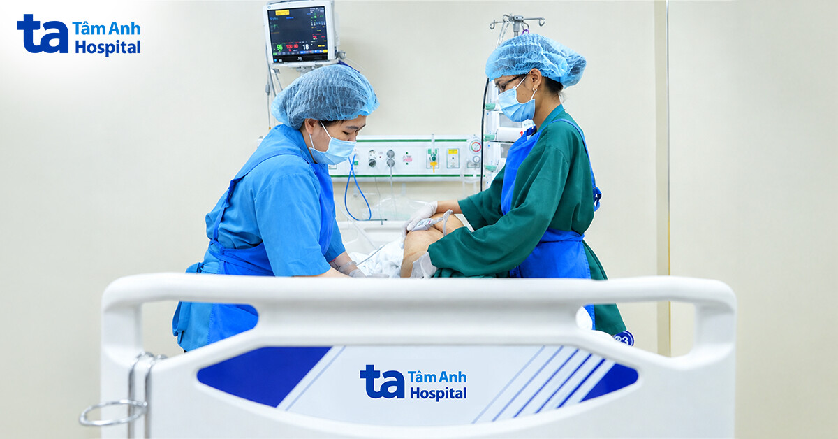 Nữ điều dưỡng viên đang cùng nhân viên hỗ trợ chăm sóc vệ sinh thân thể cho người bệnh điều trị tại ICU. Nữ điều dưỡng viên đang cùng nhân viên hỗ trợ chăm sóc vệ sinh thân thể cho người bệnh điều trị tại ICU.