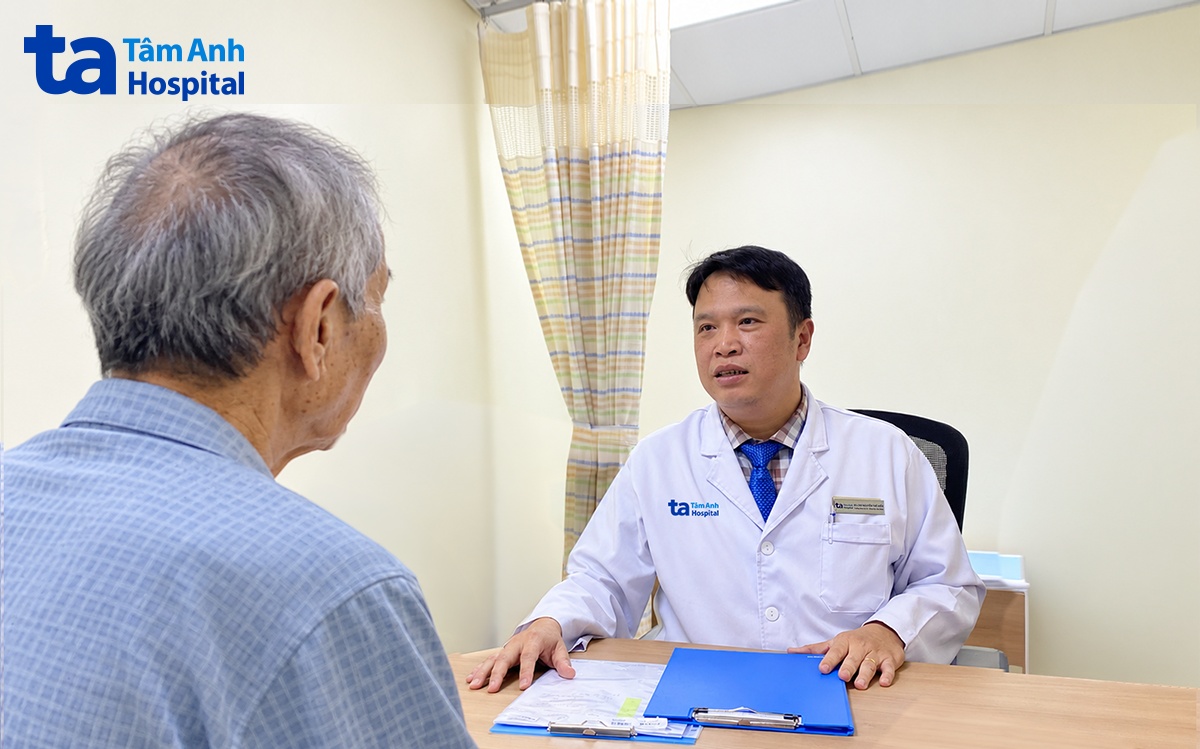 ông thuận khám cùng bác sĩ