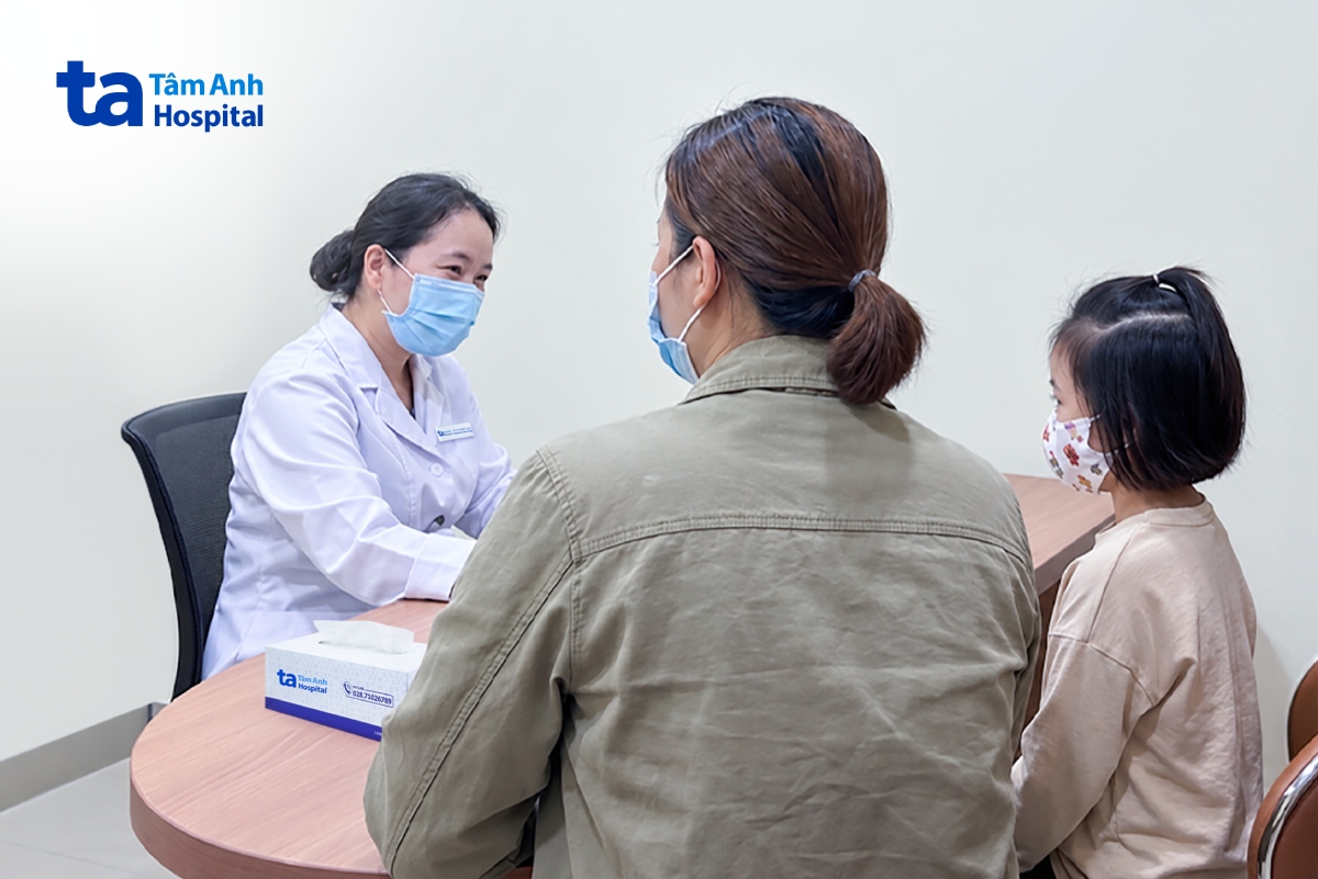 pgs lâm kiểm tra tình trạng của hai mẹ con khi tái khám (1)