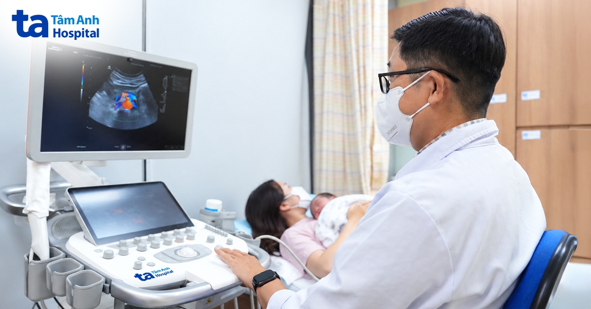 Bé 2 tuần tuổi nôn dịch xanh, bác sĩ phát hiện “vòng xoáy” trong ổ bụng