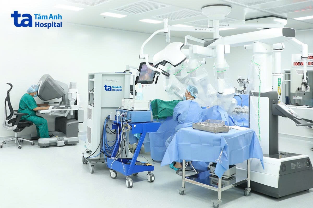 phẫu thuật viên chính ngồi vận hành buồng điều khiển