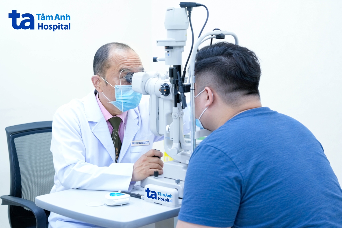 Phó giáo sư Nam soi sinh hiển vi kiểm tra mắt cho người bệnh