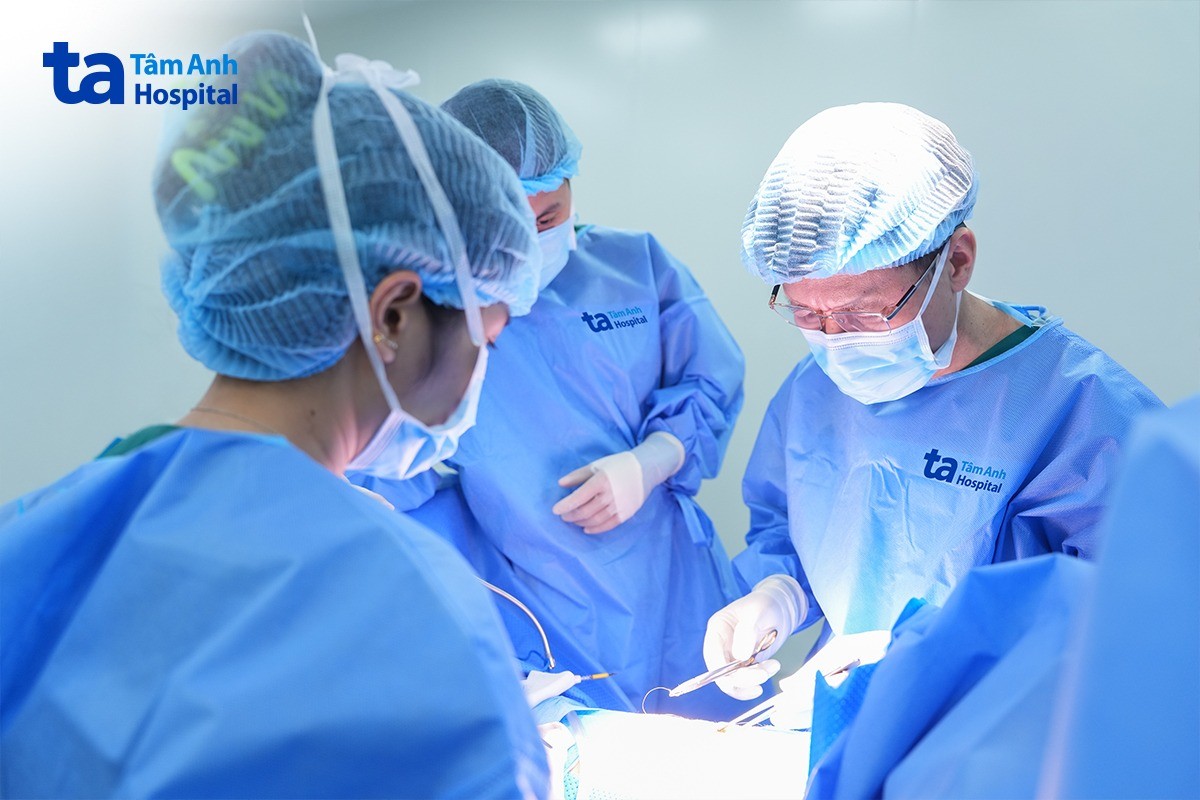 Phó giáo sư Vĩnh (ngoài cùng bên phải) phẫu thuật lấy đoạn chỉ thép