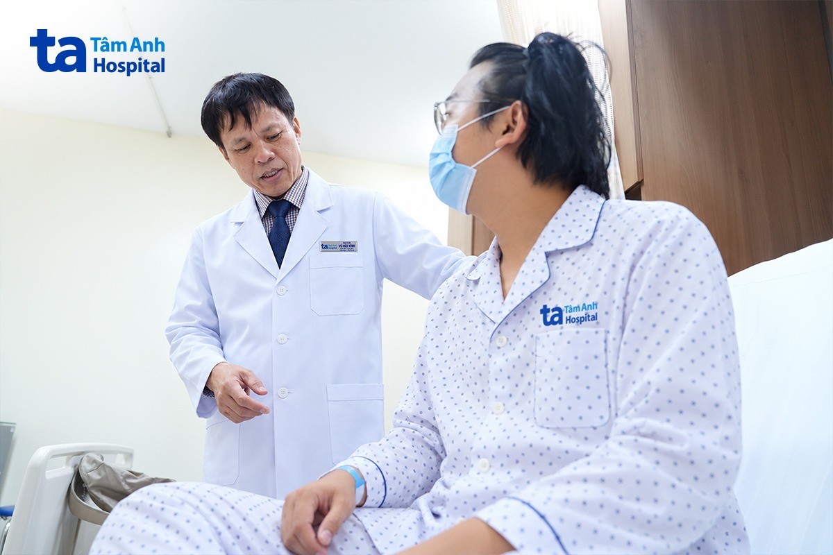 Phó giáo sư Vĩnh thăm khám, kiểm tra vết mổ cho người bệnh.