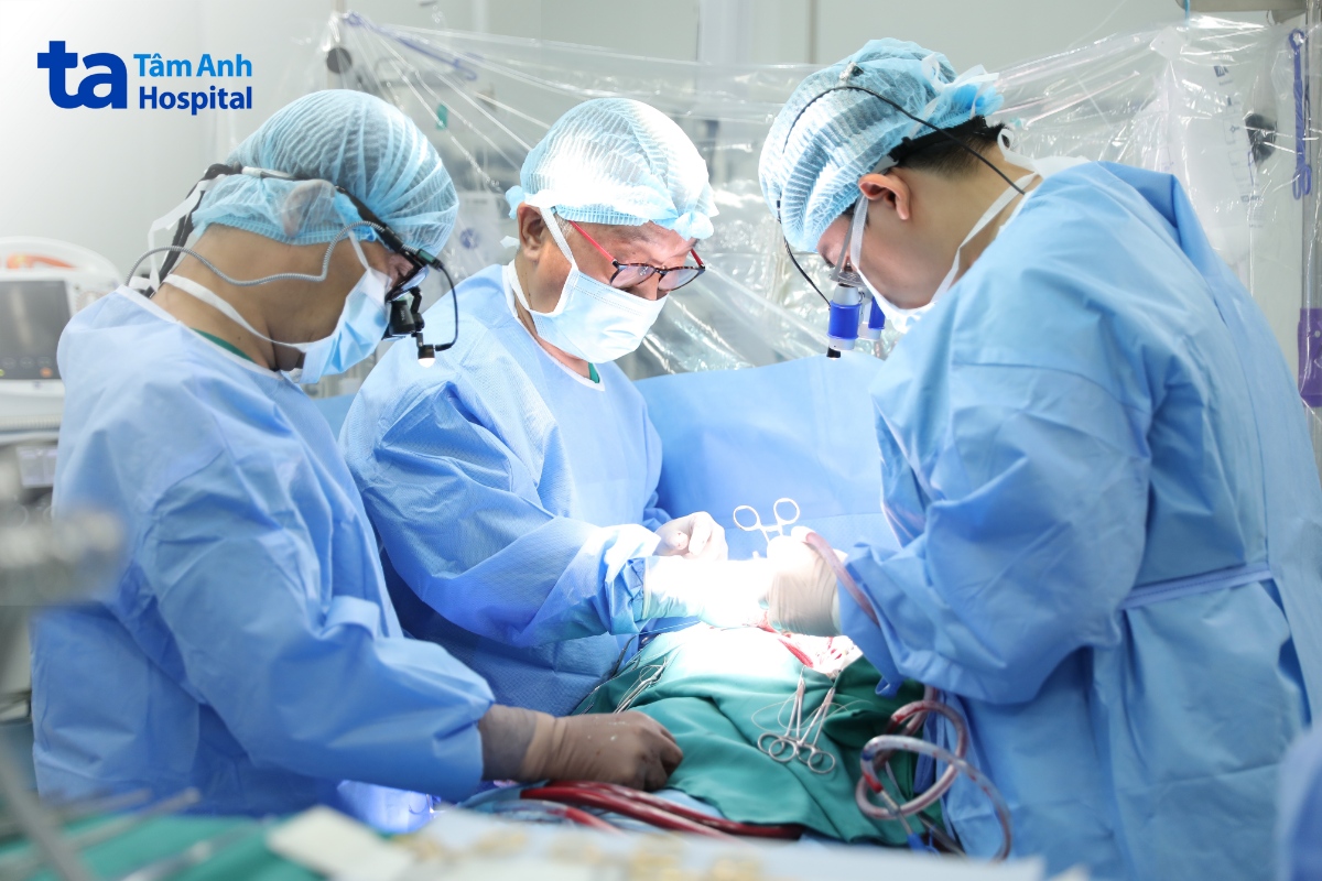 phương pháp phẫu thuật thay thế gốc động mạch chủ