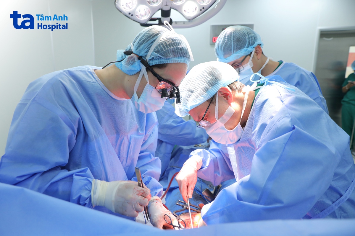 quy trình phẫu thuật phình động mạch chủ bụng dưới thận
