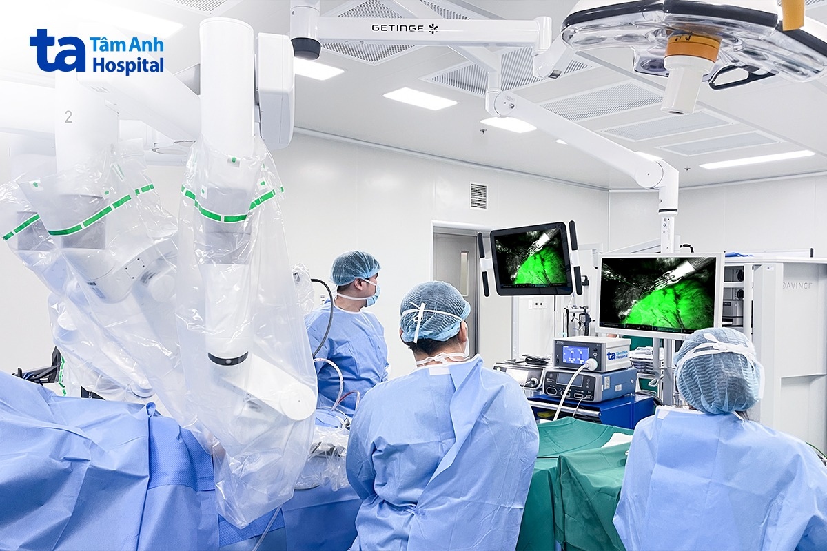 Robot Da Vinci Xi được tích hợp công nghệ huỳnh quang (ICG) giúp phẫu thuật triệt để khối u, bảo tồn tối đa mô lành cho người bệnh ung thư phổi