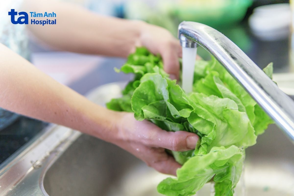 rửa thực phẩm với nguồn nước sạch