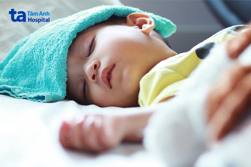 sau giai đoạn ủ bệnh, trẻ bước vào giai đoạn sốt với biểu hiện sốt cao đột ngột