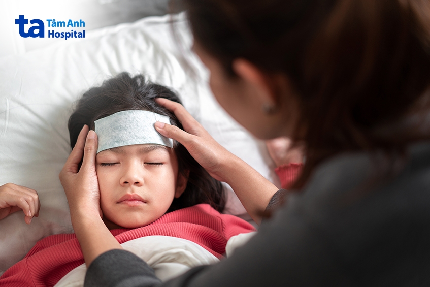 sốt cao đột ngột là biểu hiện đầu tiên của sốt xuất huyết