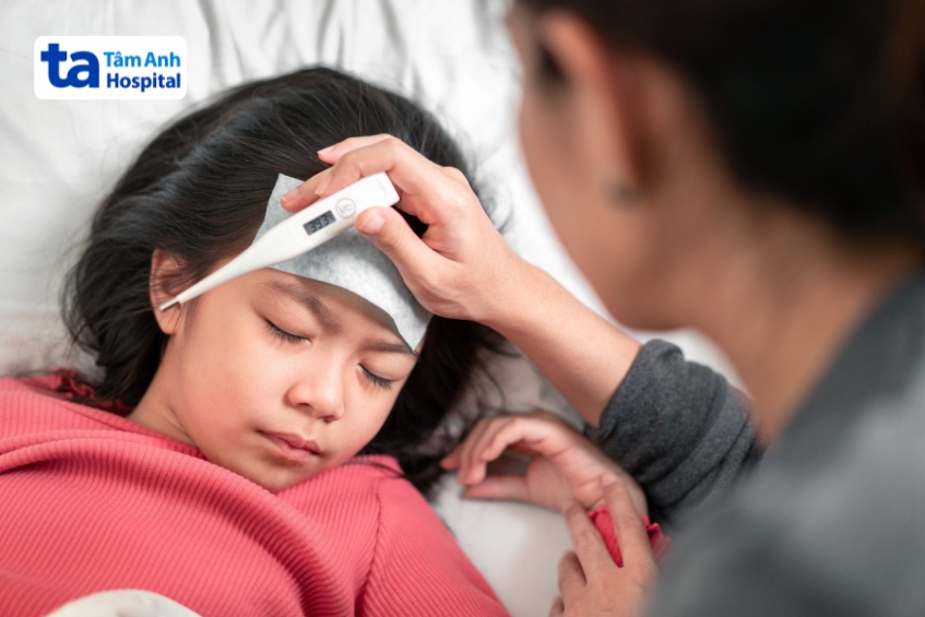 sốt cao là triệu chứng điển hình của bệnh sốt xuất huyết