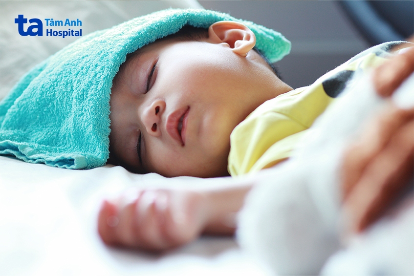 sốt xuất huyết trải qua ba giai đoạn, trong đó giai đoạn đầu là giai đoạn sốt