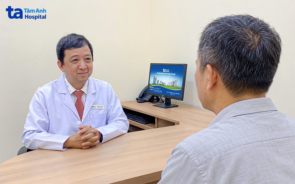 tái khám cùng bác sĩ sau điều trị
