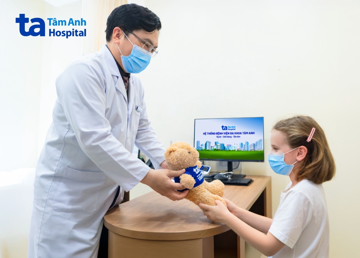 Tái khám một tuần sau mổ, sức khỏe hồi phục tốt, bé hạnh phúc khi nhận quà bất ngờ từ bác sĩ Phúc
