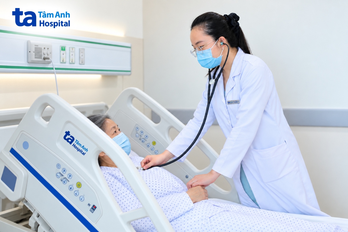 thạc sĩ, bác sĩ hoàng thị hồng linh kiểm tra sức khỏe của bà thành