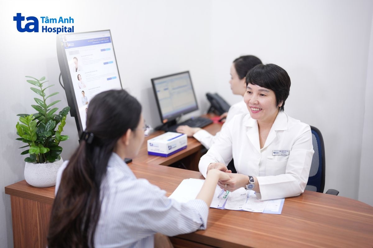 thăm khám da kỹ cùng bác sĩ