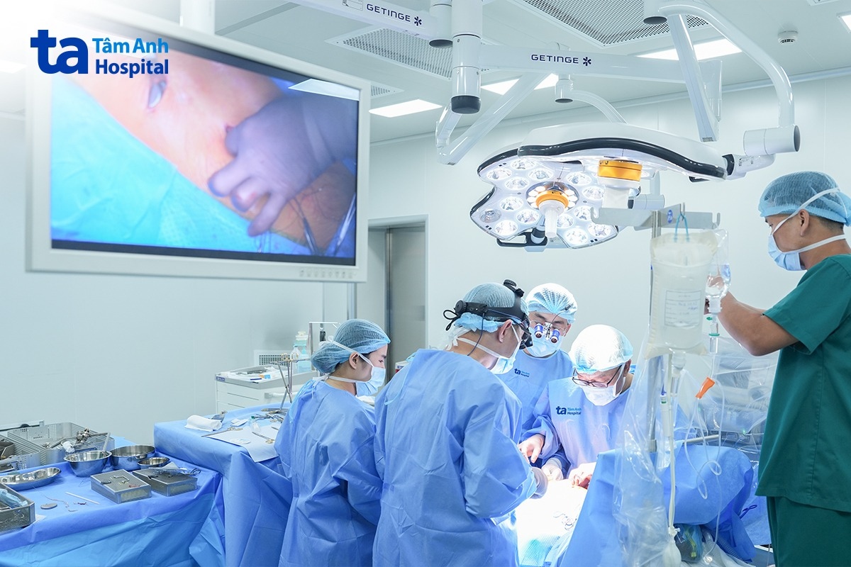 ThS.BS Nguyễn Minh Trí Viên (thứ hai từ phải sang) cùng êkíp phẫu thuật thay hệ thống tạo nhịp cho bệnh nhi 8 tuổi