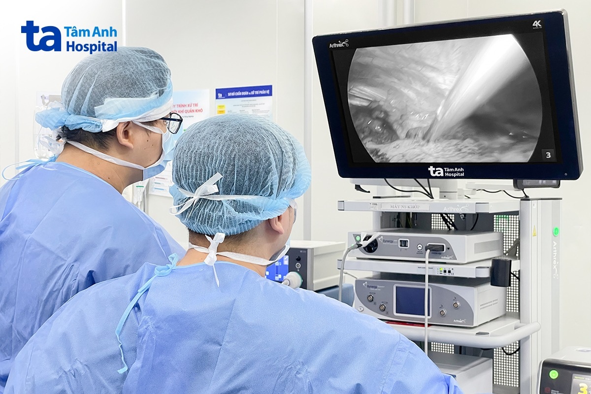 ThS.BS.CKI Nguyễn Đức Nghĩa (bên trái) và êkíp phẫu thuật nội soi cắt u phổi cho người bệnh