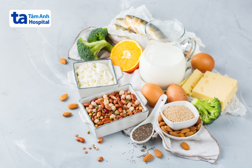 Nhóm thực phẩm giàu canxi gồm sữa, trứng, phô mai, cá, các loại hạt và rau xanh.
