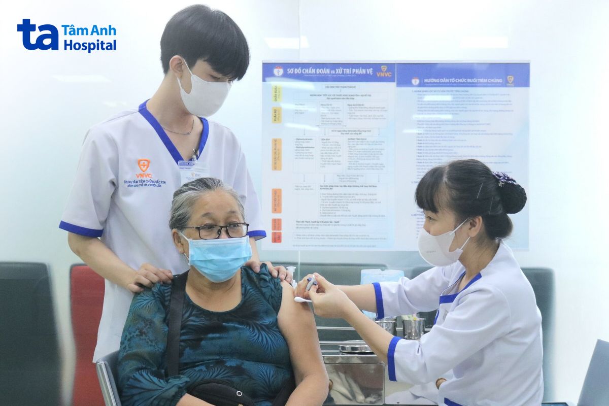 tiêm vắc xin cho người cao tuổi