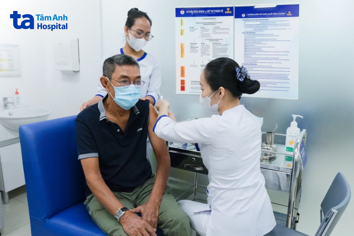 tiêm vắc xin cúm cho người già