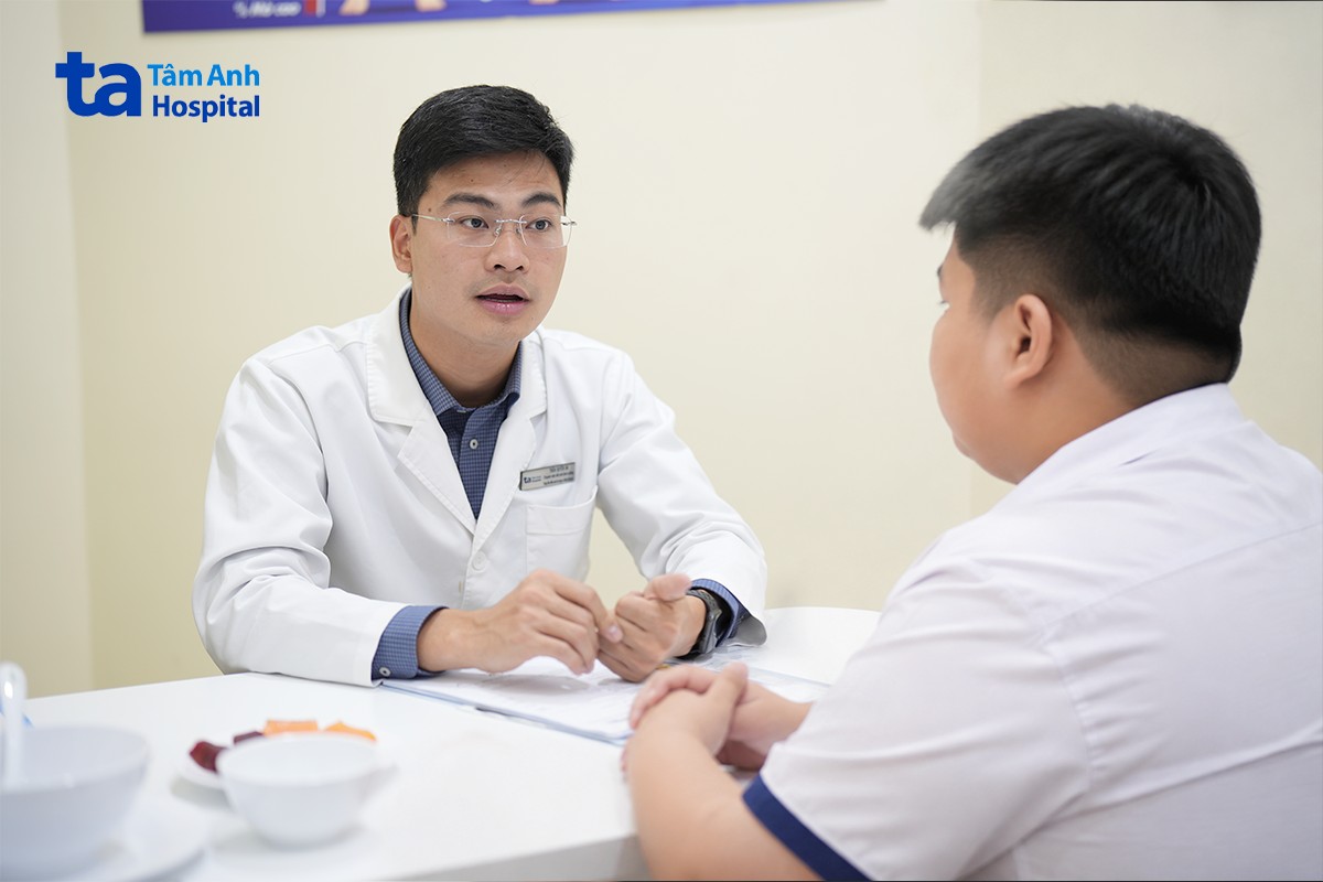 Tiến sĩ an đang tư vấn dinh dưỡng cho người bệnh