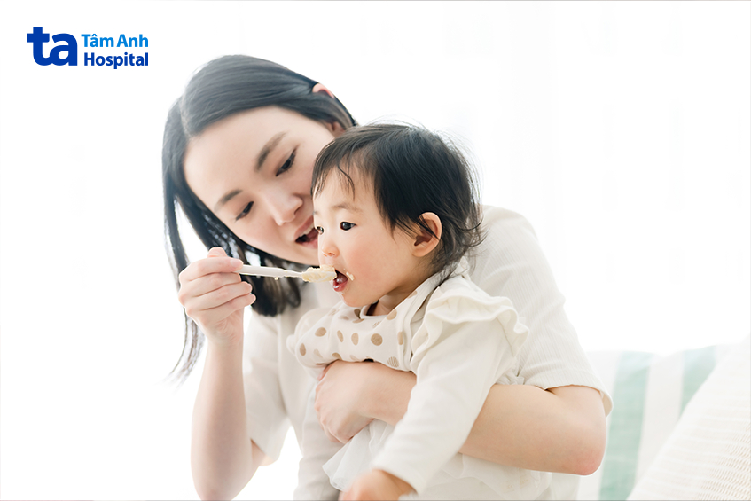trẻ bị sốt xuất huyết nên ăn những thức ăn dễ tiêu hóa